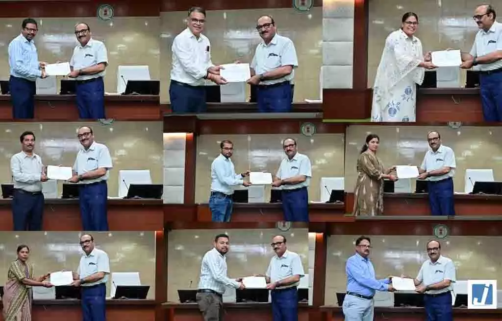 प्रशासनिक दक्षता का सम्मान मुख्य सचिव ने ई-ऑफिस और समयबद्धता के लिए अधिकारियों-कर्मचारियों को नवाजा प्रशासनिक दक्षता का सम्मान मुख्य सचिव ने ई-ऑफिस और समयबद्धता के लिए अधिकारियों-कर्मचारियों को नवाजा