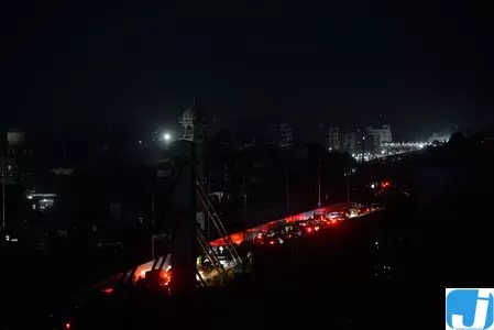 6 जिलों में ब्लैकआउट मॉकड्रिल, सायरन बजते ही 15 मिनट तक छाया अंधेरा 6 जिलों में ब्लैकआउट मॉकड्रिल, सायरन बजते ही 15 मिनट तक छाया अंधेरा