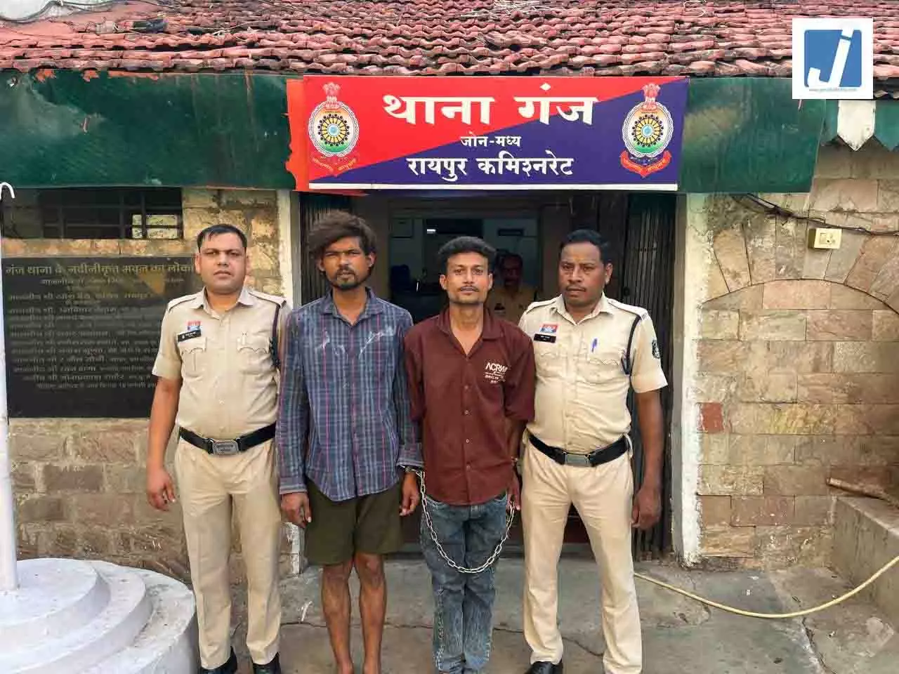 रायपुर: मौदहापारा के युवक पर चाकू से हमला करने वाले दो आरोपी गिरफ्तार रायपुर: मौदहापारा के युवक पर चाकू से हमला करने वाले दो आरोपी गिरफ्तार