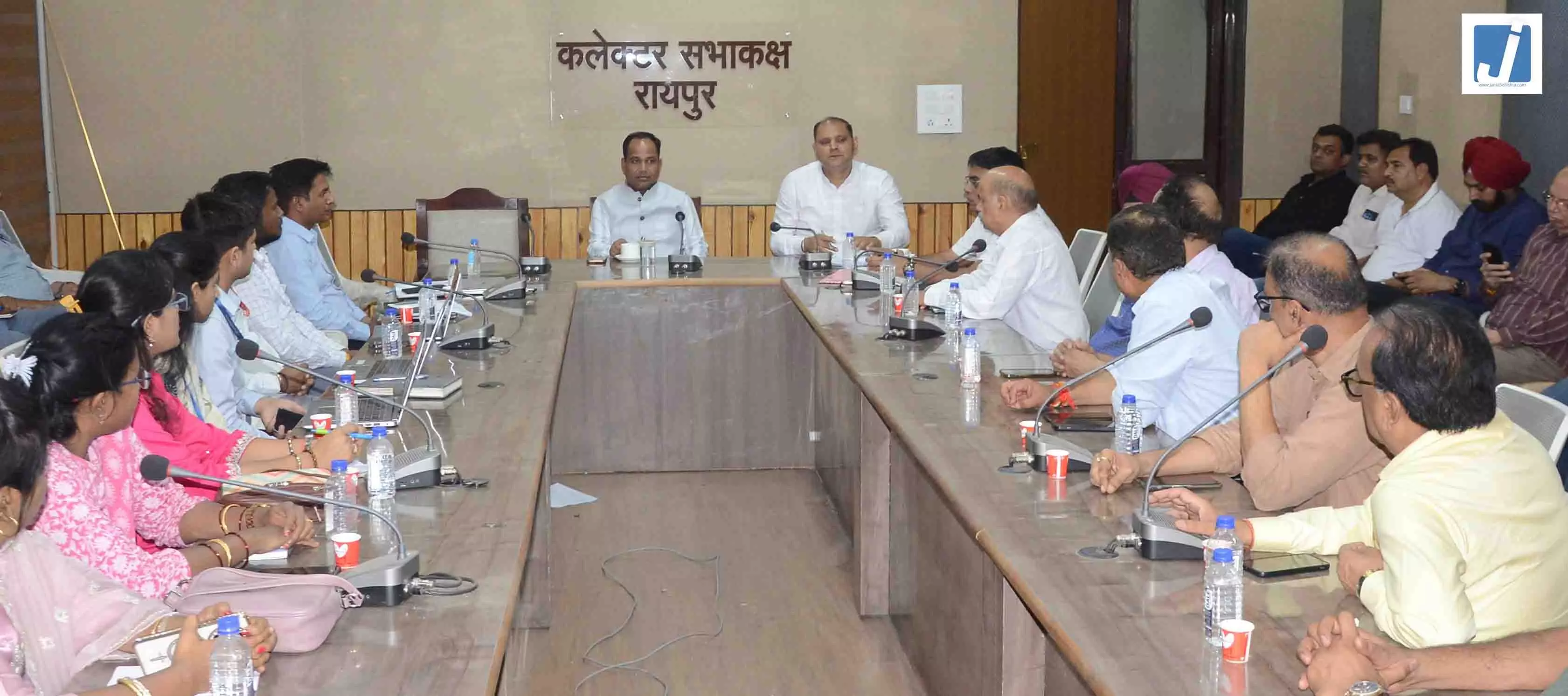 रायपुर में पेट्रोल-डीजल का पर्याप्त स्टॉक, कालाबाजारी पर कलेक्टर कॉल सेंटर के नंबर पर सूचित करें रायपुर में पेट्रोल-डीजल का पर्याप्त स्टॉक, कालाबाजारी पर कलेक्टर कॉल सेंटर के नंबर पर सूचित करें
