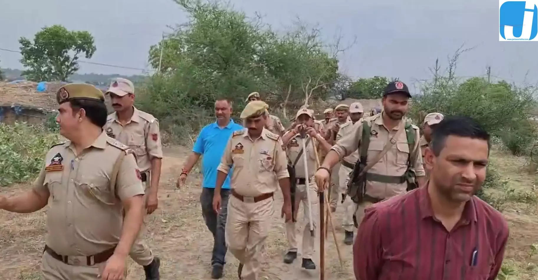 नशा तस्करी पर बड़ा एक्शन: ड्रग तस्कर के घर पर चला बुलडोजर नशा तस्करी पर बड़ा एक्शन: ड्रग तस्कर के घर पर चला बुलडोजर