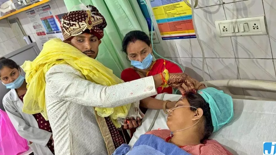ICU में हुई शादी: दुल्हन का एक्सीडेंट, फिर अस्पताल में पहुंची बारात ICU में हुई शादी: दुल्हन का एक्सीडेंट, फिर अस्पताल में पहुंची बारात