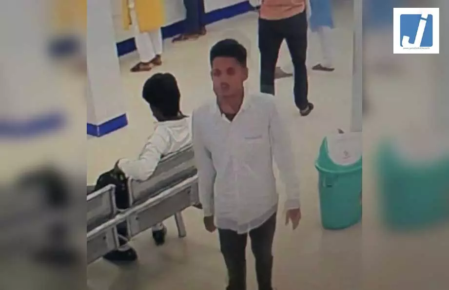 सावधान! कार का शीशा तोड़कर उड़ाए 4.25 लाख रुपये, तलाश में जुटी पुलिस सावधान! कार का शीशा तोड़कर उड़ाए 4.25 लाख रुपये, तलाश में जुटी पुलिस