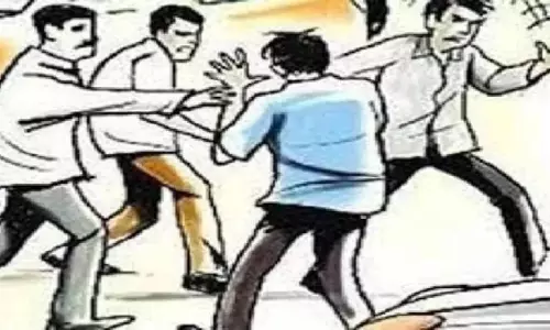 पूर्व मंत्री अपने भाई के साथ भिड़ गए, पानी निकासी को लेकर लाठी से एक-दूसरे पर किए हमले पूर्व मंत्री अपने भाई के साथ भिड़ गए, पानी निकासी को लेकर लाठी से एक-दूसरे पर किए हमले