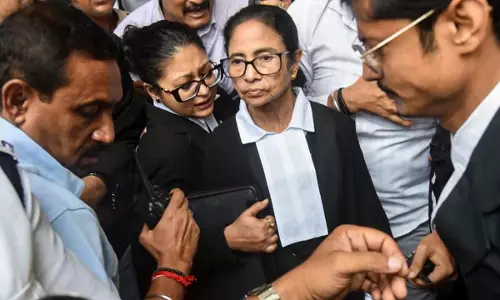 वकील ड्रेस पहनकर नई मुसीबत में पड़ी ममता बनर्जी, वैध लाइसेंस है या नहीं जांच के आदेश वकील ड्रेस पहनकर नई मुसीबत में पड़ी ममता बनर्जी, वैध लाइसेंस है या नहीं जांच के आदेश
