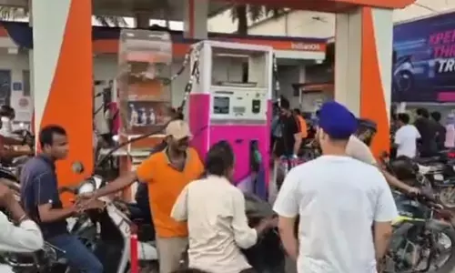 रायपुर में पेट्रोल के दाम 103 रुपये 48 पैसे हुए रायपुर में पेट्रोल के दाम 103 रुपये 48 पैसे हुए
