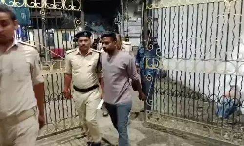पुलिसकर्मियों के घर छापा, एक गिरफ्तार दूसरा फरार, नकली सिगरेट बनाने वाले व्यापारी से कर रहे थे वसूली पुलिसकर्मियों के घर छापा, एक गिरफ्तार दूसरा फरार, नकली सिगरेट बनाने वाले व्यापारी से कर रहे थे वसूली