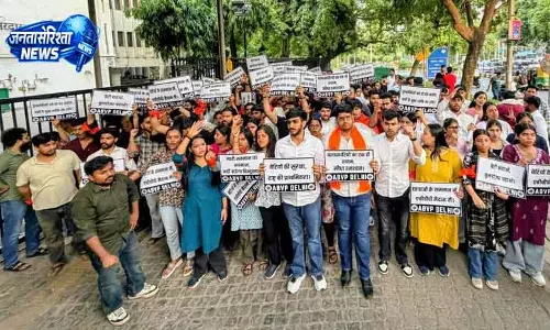 ABVP सदस्यों ने Delhi पुलिस हेडक्वार्टर के बाहर विरोध प्रदर्शन किया