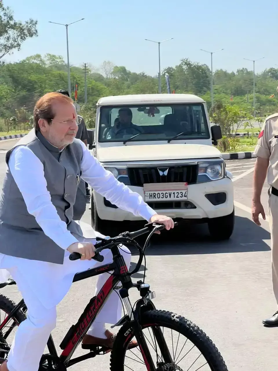 Chandigarh: कैबिनेट मंत्री का साइकिल से कार्यालय पहुंचना चर्चा में