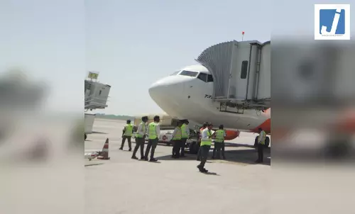 आ रही फ्लाइट में होगा धमाका, बम की धमकी से एयरपोर्ट पर हड़कंप आ रही फ्लाइट में होगा धमाका, बम की धमकी से एयरपोर्ट पर हड़कंप