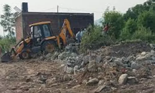 Pauri Garhwal: नगर निगम की जमीन को कराया गया अतिक्रमण मुक्त Pauri Garhwal: नगर निगम की जमीन को कराया गया अतिक्रमण मुक्त