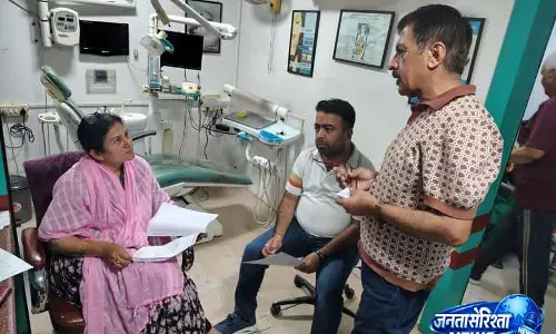 Hisar में डेंटल क्लिनिक में मरीजों का इलाज करते हुए स्कूल ड्रॉपआउट मिला