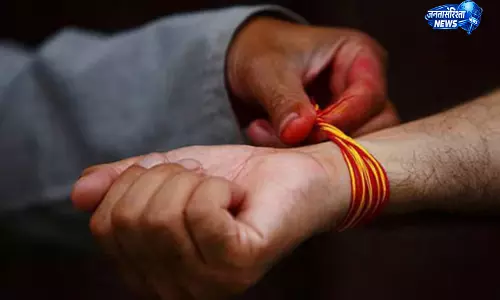 कलावा बांधने की परंपरा का धार्मिक महत्व, रक्षासूत्र माना जाता है शुभ सुरक्षा कवच