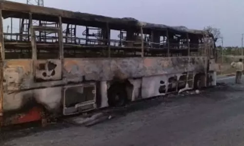 बस में लगी आग, समय रहते 36 यात्रियों की जान बचाई गई बस में लगी आग, समय रहते 36 यात्रियों की जान बचाई गई