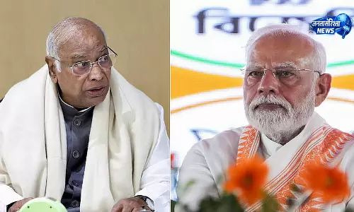 फ्यूल कीमतों में बढ़ोतरी पर सियासी घमासान, खड़गे ने मोदी सरकार पर लगाए गंभीर आरोप फ्यूल कीमतों में बढ़ोतरी पर सियासी घमासान, खड़गे ने मोदी सरकार पर लगाए गंभीर आरोप
