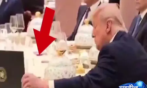 China State Banquet: ट्रंप की फाइल में झांकने वाली हरकत वायरल, मीमफेस्ट शुरू China State Banquet: ट्रंप की फाइल में झांकने वाली हरकत वायरल, मीमफेस्ट शुरू