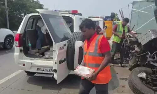 चांदी की ईंट परिवहन में लगी गाड़ी पलटी, हाईवे में बड़ा हादसा चांदी की ईंट परिवहन में लगी गाड़ी पलटी, हाईवे में बड़ा हादसा