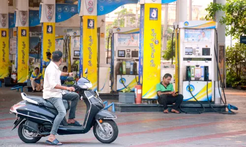 Global Oil Shock: पेट्रोल और डीजल की कीमतें 3 रुपये प्रति लीटर बढ़ीं, सीएनजी 2 रुपये महंगी हुई Global Oil Shock: पेट्रोल और डीजल की कीमतें 3 रुपये प्रति लीटर बढ़ीं, सीएनजी 2 रुपये महंगी हुई