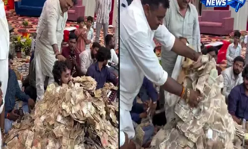 गुजरात भक्ति दिवस: कविराज जिग्नेश कैश के ढेर में दबे, वीडियो वायरल गुजरात भक्ति दिवस: कविराज जिग्नेश कैश के ढेर में दबे, वीडियो वायरल