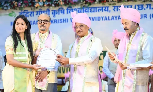 CM साय ने IGKV के स्टूडेंट्स को बांटी डिग्रियां CM साय ने IGKV के स्टूडेंट्स को बांटी डिग्रियां