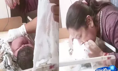सहारनपुर में महिला डॉक्टर ने नवजात को माउथ-टू-माउथ रिससिटेशन से बचाया, वीडियो वायरल सहारनपुर में महिला डॉक्टर ने नवजात को माउथ-टू-माउथ रिससिटेशन से बचाया, वीडियो वायरल