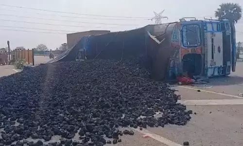Kolkata: ट्रक हादसे में चालक जख्मी, यातायात बाधित Kolkata: ट्रक हादसे में चालक जख्मी, यातायात बाधित