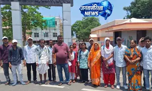 लंबित वादों को लेकर ग्रामीण Ganjam कलेक्टर के पास पहुंचे लंबित वादों को लेकर ग्रामीण Ganjam कलेक्टर के पास पहुंचे