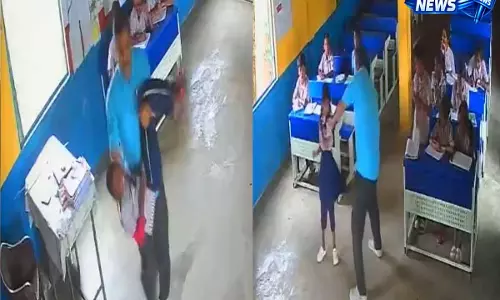 वह एक राक्षस है: असम के चराईदेव स्कूल में छात्रों को पीटते टीचर गिरफ्तार, CCTV फुटेज वायरल वह एक राक्षस है: असम के चराईदेव स्कूल में छात्रों को पीटते टीचर गिरफ्तार, CCTV फुटेज वायरल