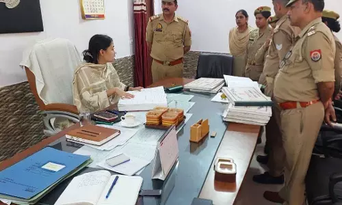 IPS अंशिका वर्मा पर भड़के लोग, सिपाही के खिलाफ कार्रवाई को बता रहे गलत IPS अंशिका वर्मा पर भड़के लोग, सिपाही के खिलाफ कार्रवाई को बता रहे गलत