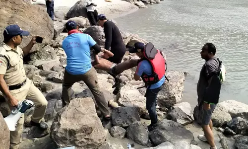 Dehradun: नीम बीच क्षेत्र में गंगा से मिला युवक का शव Dehradun: नीम बीच क्षेत्र में गंगा से मिला युवक का शव