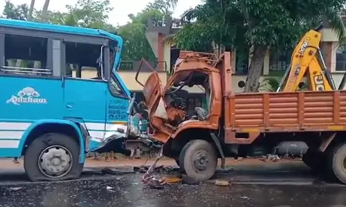 Thiruvalla-कायमकुलम हाईवे पर बस-टिपर की भीषण टक्कर, एक की मौत, 21 यात्री घायल Thiruvalla-कायमकुलम हाईवे पर बस-टिपर की भीषण टक्कर, एक की मौत, 21 यात्री घायल