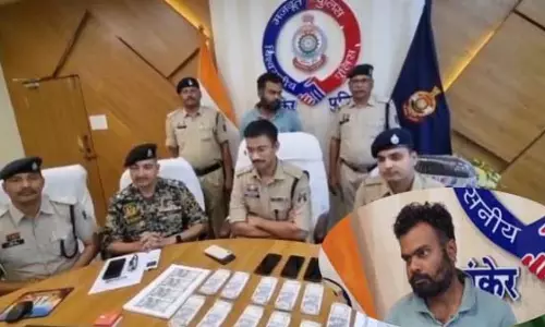 नकली नोटों के साथ कांकेर में संदिग्ध गिरफ्तार, साढ़े 6 लाख फेक करेंसी बरामद नकली नोटों के साथ कांकेर में संदिग्ध गिरफ्तार, साढ़े 6 लाख फेक करेंसी बरामद