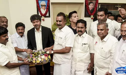 AIADMK विधायकों को TVK कैबिनेट में शामिल करने पर विवाद AIADMK विधायकों को TVK कैबिनेट में शामिल करने पर विवाद