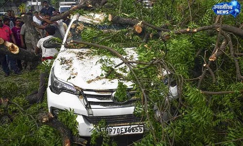 UP : तूफान-बारिश से तबाही, 142 की मौत, कई जिले प्रभावित UP : तूफान-बारिश से तबाही, 142 की मौत, कई जिले प्रभावित