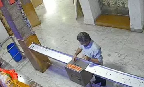 सिद्धिविनायक मंदिर की दानपेटी से पैसा निकालते चोर गिरफ्तार सिद्धिविनायक मंदिर की दानपेटी से पैसा निकालते चोर गिरफ्तार