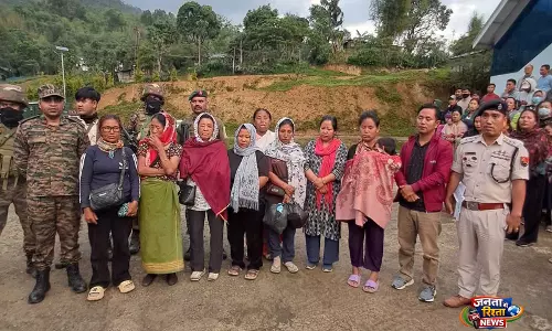 CSOs और पुलिस के हस्तक्षेप के बाद कुकी और नागा समूहों ने 28 बंधकों को किया रिहा CSOs और पुलिस के हस्तक्षेप के बाद कुकी और नागा समूहों ने 28 बंधकों को किया रिहा