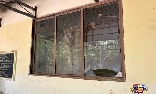 Keralam: कन्नूर में पत्थरबाज़ी की घटना में पुलिस सहायता चौकी की खिड़की क्षतिग्रस्त, जांच जारी Keralam: कन्नूर में पत्थरबाज़ी की घटना में पुलिस सहायता चौकी की खिड़की क्षतिग्रस्त, जांच जारी