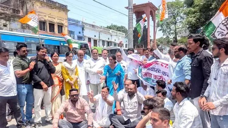 Haridwar: युवा कांग्रेस ने पेपर लीक व महंगाई को लेकर किया विरोध Haridwar: युवा कांग्रेस ने पेपर लीक व महंगाई को लेकर किया विरोध