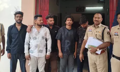 घर में घुसकर मारपीट और उत्पात मचाने वाले 5 आरोपी गिरफ्तार घर में घुसकर मारपीट और उत्पात मचाने वाले 5 आरोपी गिरफ्तार