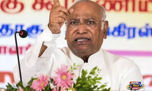 Kharge ने ईंधन कीमतों में बढ़ोतरी को मोदी सरकार की विफलता बताया Kharge ने ईंधन कीमतों में बढ़ोतरी को मोदी सरकार की विफलता बताया
