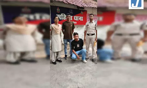 इंस्टाग्राम फ्रेंड बनकर युवती से छेड़खानी, धमकी और ब्लैकमेल करने वाला आरोपी गिरफ्तार इंस्टाग्राम फ्रेंड बनकर युवती से छेड़खानी, धमकी और ब्लैकमेल करने वाला आरोपी गिरफ्तार