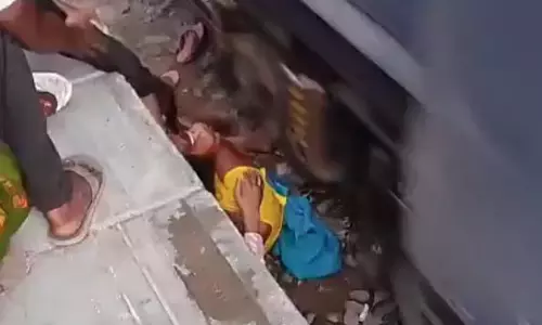 VIDEO: मां बनी ढाल, जान बचाने के लिए जोखिम उठाया, ट्रेन के नीचे छिपकर बचाई जान VIDEO: मां बनी ढाल, जान बचाने के लिए जोखिम उठाया, ट्रेन के नीचे छिपकर बचाई जान
