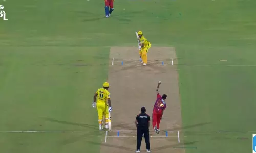 CSK को तीसरा झटका: आकाश सिंह की शानदार गेंदबाजी, 8.3 ओवर में स्कोर 63/3 CSK को तीसरा झटका: आकाश सिंह की शानदार गेंदबाजी, 8.3 ओवर में स्कोर 63/3