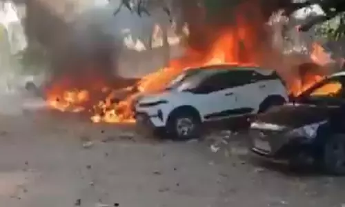 देखें Video: रेलवे ट्रैक के पास खड़ी गाड़ियों को आग ने लिया चपेट में
