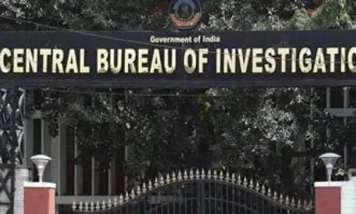 सीबीआई ने नीट पेपर लीक मामले में मुख्य आरोपी लेक्चरर को महाराष्ट्र से किया गिरफ्तार सीबीआई ने नीट पेपर लीक मामले में मुख्य आरोपी लेक्चरर को महाराष्ट्र से किया गिरफ्तार