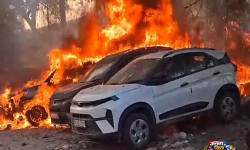 Shahdara में खड़ी गाड़ियों में लगी भीषण आग