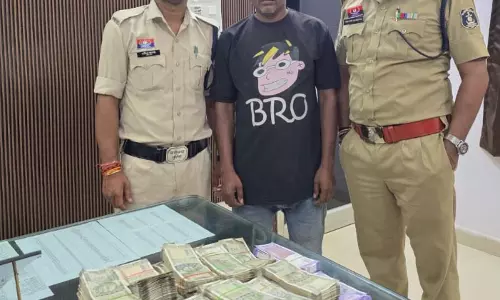 कांकेर में 21 लाख नकद के साथ युवक पकड़ा गया, दस्तावेज नहीं दिखा सका कांकेर में 21 लाख नकद के साथ युवक पकड़ा गया, दस्तावेज नहीं दिखा सका