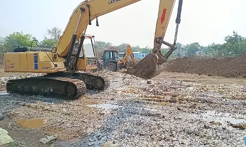 CG NEWS: अवैध शराब पर चला JCB, 65 लाख की शराब का हुआ नाश CG NEWS: अवैध शराब पर चला JCB, 65 लाख की शराब का हुआ नाश
