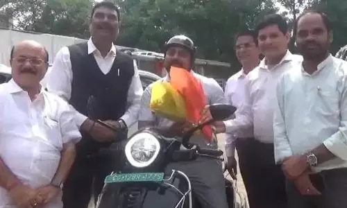 कोरबा कमिश्नर ई-बाइक से पहुंचे जोन कार्यालय, ईंधन बचत का दिया संदेश