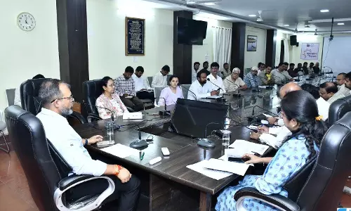 मुंगेली में पेट्रोल पंपों पर भीड़, प्रशासन सख्त मुंगेली में पेट्रोल पंपों पर भीड़, प्रशासन सख्त